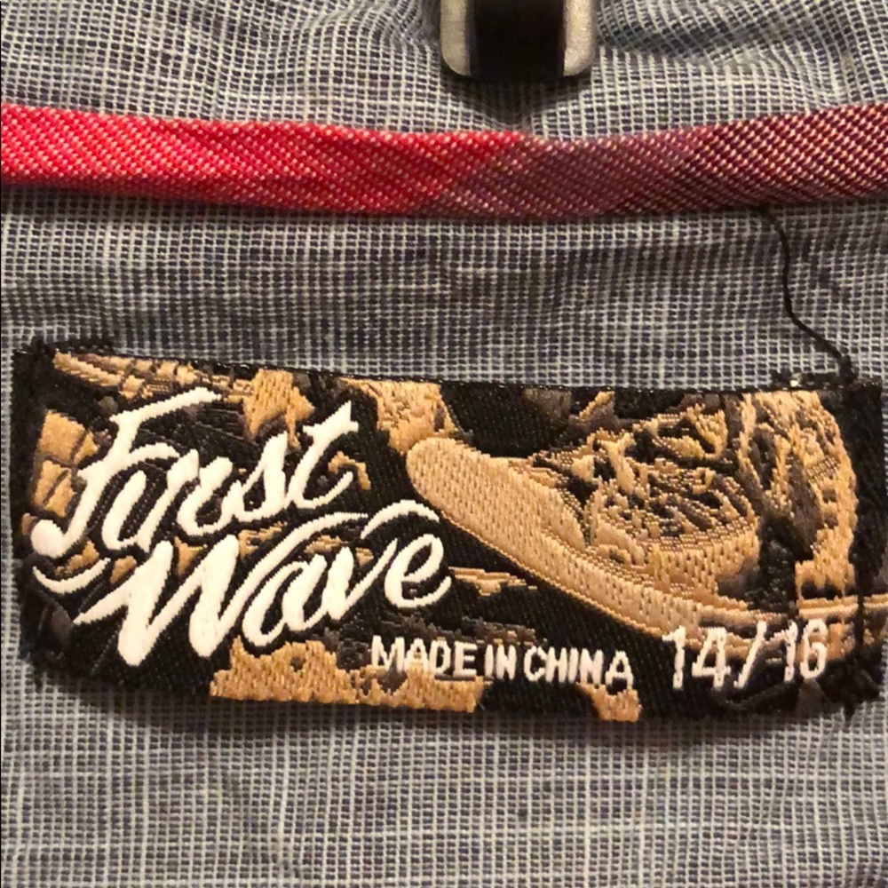 First wave button down - Picture 3 of 3